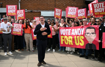 Le candidat du Parti travailliste, Andy Burnham, s'adresse à ses partisans devant le bureau de campagne du parti à Ashton, dans le Makerfield (nord-ouest de l'Angleterre), le 18 juin 2026 - Oli SCARFF (AFP)