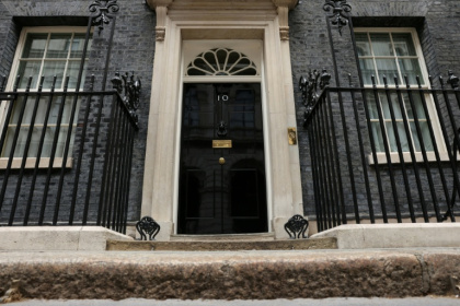 La porte du 10 Downing Street à Londres, résidence officielle et lieu de travail du Premier ministre du Royaume-Uni, le 21 juin 2026 - Adrian DENNIS (AFP)