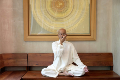 Varun Veer (g), fondateur de Lifeyoga, fait une démonstration de "Pranayama" lors d'une séance dans son studio de New Delhi, le 19 juin 2026 en Inde - Arun SANKAR (AFP)