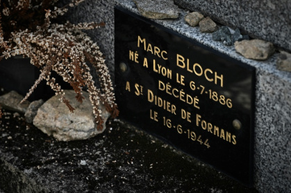 La tombe de l'historien Marc Bloch au cimetière du Bourg-d'Hem, dans la Creuse, le 1er juin 2026 - Philippe LOPEZ (AFP)