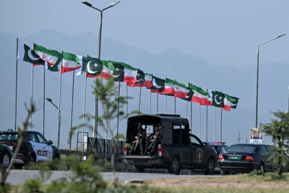 Des drapeaux iraniens et pakistanais le long de la route empruntée par le cortège du président iranien Massoud Pezeshkian à son arrivée à Islamabad, le 23 juin 2026 au Pakistan - Aamir QURESHI (AFP)