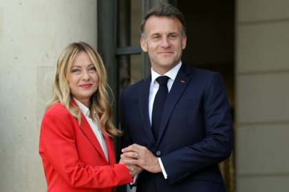 Le président français Emmanuel Macron (d.) accueille la Première ministre italienne Giorgia Meloni avant une réunion au palais de l'Elysée, à Paris, le 17 avril 2026 - Ludovic MARIN (AFP)
