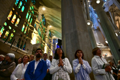 Des fidèles lors d’une messe célébrée par le pape Léon XIV à la Sagrada Familia, à Barcelone, le 10 juin 2026 - Stefano RELLANDINI (AFP)
