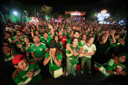 Des supporters mexicains massés dans une fan zone à Guadalajara pour assister au deuxième match du Mexique au Mondial face à la Corée du Sud, le 18 juin 2026 - RUTH ROSAS (AFP)