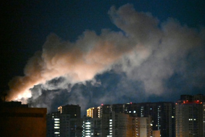 De la fumée s’élève après une frappe de missile russe sur la capitale ukrainienne, Kiev, le 2 juillet 2026 - Sergei SUPINSKY (AFP)