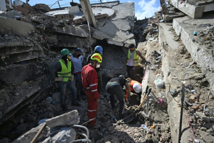 Des secouristes et bénévoles recherchent des survivants dans les déocombres de bâtiments effondrés à Caraballeda, dans l'Etat de La Guaira, le 1er juillet 2026 au Venezuela - Nicholas SHEARMAN (AFP)