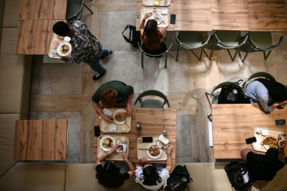 La généralisation du repas à un euro pour tous les étudiants depuis le 1er mai 2026 "met en danger le modèle économique des Crous", alerte un rapport parlementaire - Christophe ARCHAMBAULT (AFP)