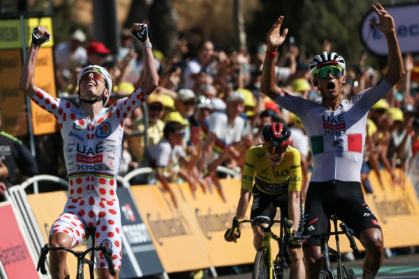 Isaac Del Toro (D) et son leader Tadej Pogacar (G) célèbrent la victoire du Mexicain à l'arrivée de la 2e étape du Tour de France, le 5 juillet 2026 à Barcelone - Anne-Christine POUJOULAT (AFP)
