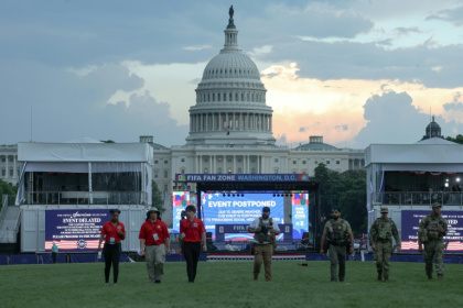 Les autorités américaines évacuent le National Mall, lieu des célébrations de la fête nationale à Washington, le 4 juillet 2026 - Kevin Dietsch (AFP)