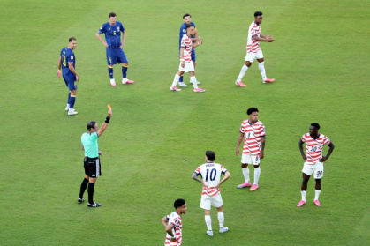L'attaquant américain Folarin Balogun (à droite) expulsé par l'arbitre Raphael Claus pour une faute sur le Bosnien Tarik Muharemovic en 16e de finale de la Coupe du monde le 1er juillet 2026 à Santa Clara, près de San Francisco - MICHAEL STEELE (AFP)