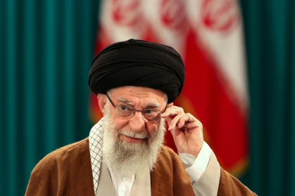L'ayatollah Ali Khamenei durant une conférence de presse organisée pendant les législatives iraniennes, à Téhéran, le 10 mai 2024 - ATTA KENARE (AFP)