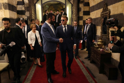 Le président français Emmanuel Macron (à droite) et le président syrien Ahmad al-Chareh arrivent pour un dîner dans un restaurant de la vieille ville de Damas, le 6 juillet 2026. - Ludovic MARIN (AFP)