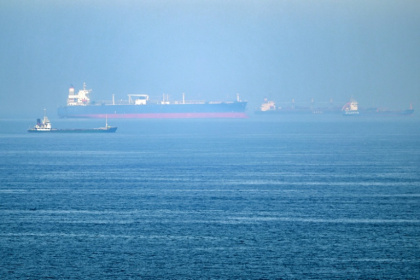 Des navires au large du terminal de Khor Fakkan, dans le  golfe d’Oman, près du détroit d'Ormuz,le 19 juin 2026 - - (AFP)