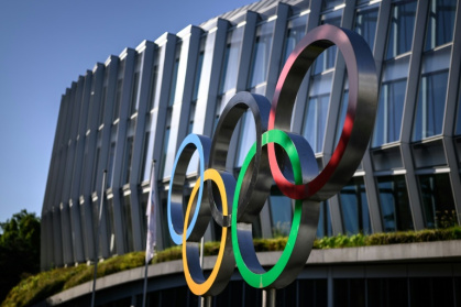 Les cinq anneaux du drapeau olympique, devant la Maison olympique de Lausanne, le 22 juin 2026 - Fabrice COFFRINI (AFP)