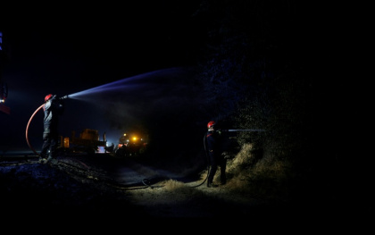 Les pompiers tentent d'éteindre un incendie dans la forêt de Fontainebleau, à Noisy-sur-École, tôt dans la matinée du 13 juillet 2026 - GEOFFROY VAN DER HASSELT (AFP)