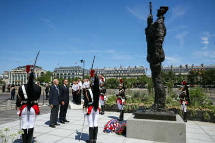 Le président français Emmanuel Macron, aux côtés de Charles Dreyfus, face à la statue du capitaine Alfred Dreyfus, à Paris, le 12 juillet 2026 - Thomas SAMSON (AFP)