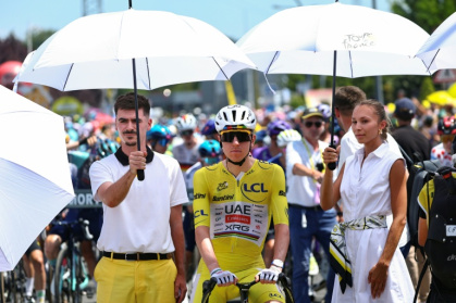 Le maillot jaune du Tour de France, Tadej Pogacar, est protégé de la chaleur au départ de la 9e étape à Malemort, le 12 juillet 2026 - Anne-Christine POUJOULAT (AFP)