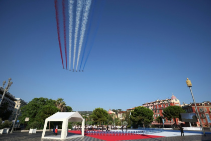La Patrouille de France (PAF) effectue un survol, le 14 juillet 2026 à Nice, lors de la cérémonie marquant le 10e anniversaire de l'attentat de Nice en juillet 2016 - Valery HACHE (AFP)