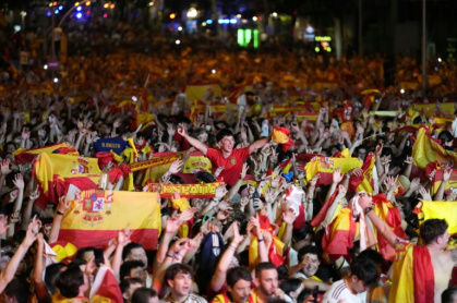 Célébrations sur la place Colon à Madrid après la victoire de l'Espagne en finale de la Coupe du monde de football, le 19 juillet 2026 - Paul Hanna (AFP)