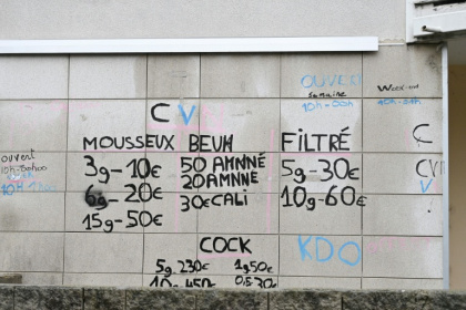 Des inscriptions sur le prix des drogues sur un mur du quartier des Cévennes à Alès, lors d'une visite de points de deal par des magistrats du parquet français, le 22 janvier 2026 dans le Gard - Sylvain THOMAS (AFP)