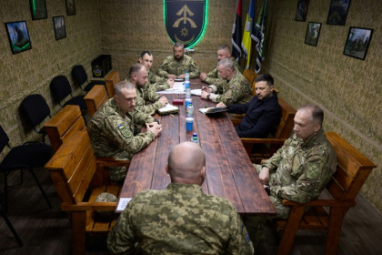 Photo fourni le 8 mai 2026 par la présidence ukrainienne montrant le président Zelensky avec le chef des forces armées  Oleksandr Syrsky (droite) dans la région de Dnipropetrovsk - Handout (AFP)