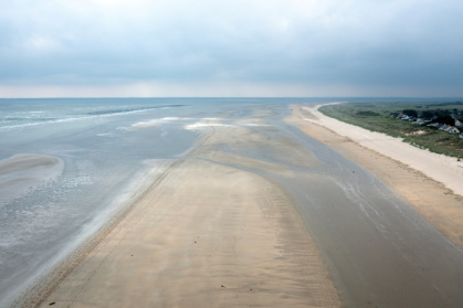 Vue aérienne d'Utah Beach, l'une des plages utilisées lors du débarquement allié du Jour J pendant la Seconde Guerre mondiale, le 1er juin 2024 à Sainte-Marie-du-Mont, en Normandie - LOU BENOIST (AFP)