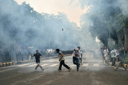 Un sympathisant du Cockroach Janta Party (CJP), le Parti du peuple des cafards, lors d’une manifestation réclamant la démission du ministre indien de l’Éducation, Dharmendra Pradhan, à New Delhi, le 20 juillet 2026 - Sajjad HUSSAIN (AFP)