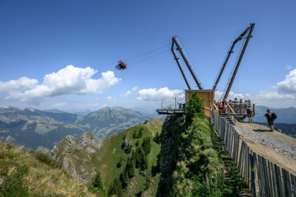 La balançoire du Grand Chamossaire, au-dessus de Villars-sur-Ollon, en Suisse, le 20 juillet 2026 - Fabrice COFFRINI (AFP)