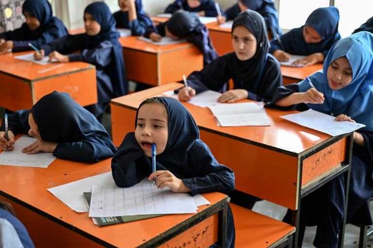 Au nom de leurs filles, les efforts déchirants de pères afghans pour l'éducation