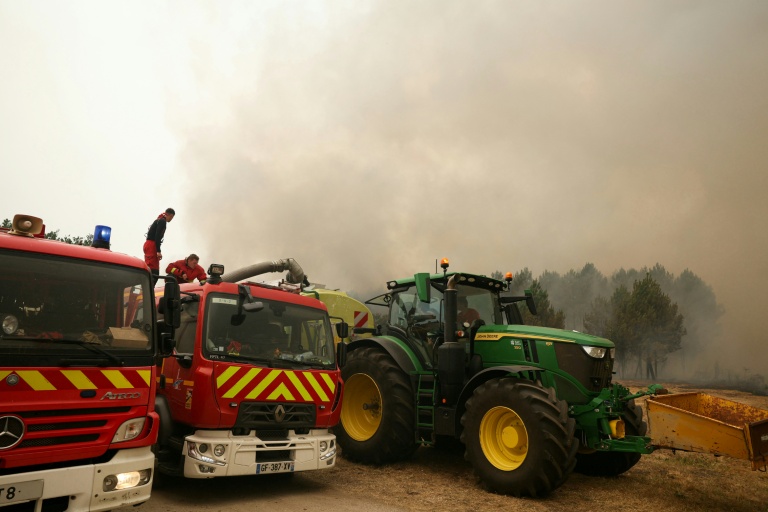 Dans la Gironde embrasée, "l'appui essentiel" des agriculteurs pour amener l'eau aux pompiers