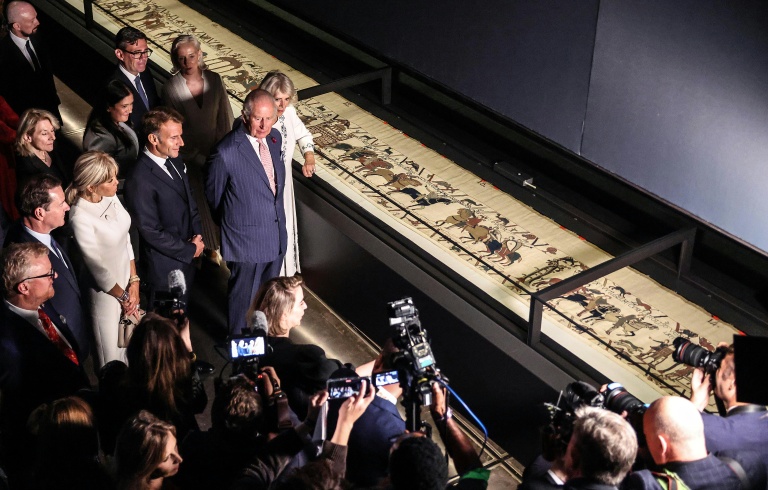Charles III et Macron célèbrent les liens franco-britanniques après avoir admiré la tapisserie de Bayeux