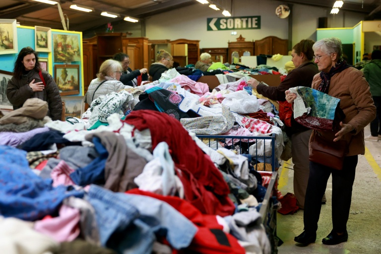 Les boutiques solidaires "polluent cinq fois moins" que Vinted, selon un rapport Oxfam