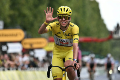 Tadej Pogacar célèbre son cinquième sacre au Tour de France à l'arrivée de la 21e et dernière étape du Tour de France sur les Champs-Élysées à Paris le 26 juillet 2026 - Anne-Christine POUJOULAT (AFP)