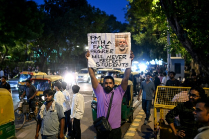 Un partisan du "Parti du peuple des cafards"(CJP) brandit une pancarte à Connaught Place, à New Delhi, le 24 juillet 2026 - Shubham KOUL, Aishwarya KUMAR (AFP)