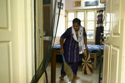 Heena Bibi, une employée de la plateforme Snabbit, fait le ménage chez elle avant de partir au travail, le 3 juillet 2026 à Bangalore, en Inde - Idrees MOHAMMED (AFP)