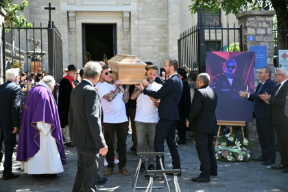 Dernier hommage au DJ français Kavinsky, décédé à 50 ans, lors d'obsèques célébrées en l'église Saint-Pierre-de-Montmartre à Paris, le 12 juillet 2026 - LOU BENOIST (AFP)
