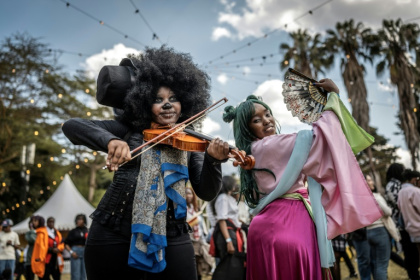 Des cosplayer posent le 22 août 2026 à Nairobi durant la convention Otamatsuri consacrée à la culture des mangas et animes japonais - Luis TATO (AFP)