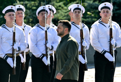 Le président ukrainien Volodymyr Zelensky lors d'une cérémonie militaire, le 23 août 2026 à Kiev - Sergei SUPINSKY (AFP)