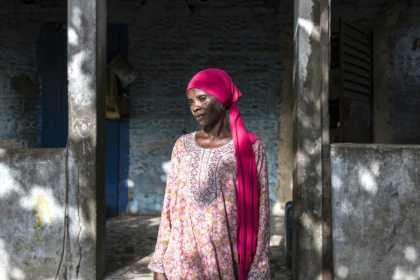 (ARCHIVES) Anna Diop, qui a perdu ses deux fils dans la migration clandestine, pose pour un portrait le 9 mars 2026 à Mbour, sur la côte du Sénégal - PATRICK MEINHARDT (AFP)