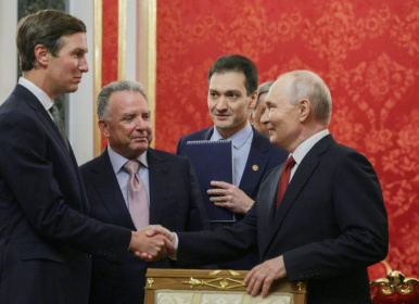 Le président russe Vladimir Poutine (d) accueille au Kremlin les émissaires américains Jared Kushner (g) et Steve Witkoff (2e g), le 5 septembre 2026 à Moscou - Gavriil GRIGOROV (AFP)