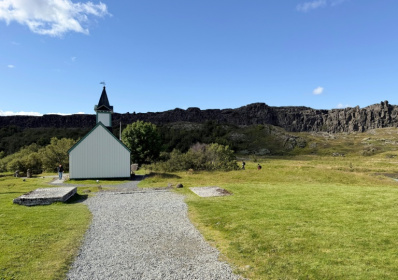 La tombe du poète Jonas Hallgrimsson (g) à Thingvellir, le 28 août 2026 en Islande - Jonathan KLEIN (AFP)