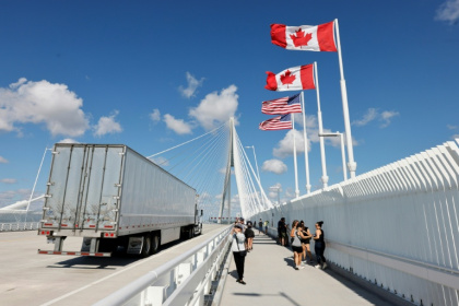 Un camion franchit le pont international Gordie Howe entre Windsor (Canada) et Detroit (Etats-Unis), le 6 septembre 2026 - JEFF KOWALSKY (AFP)