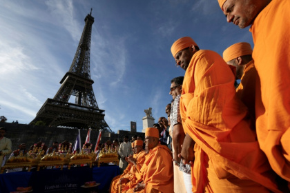 Cérémonie du groupe hindou Bochasanwasi Akshar Purushottam Swaminarayan Sanstha (BAPS) devant la Tour Eiffel à Paris, le 3 septembre 2026 - Kenzo TRIBOUILLARD (AFP)