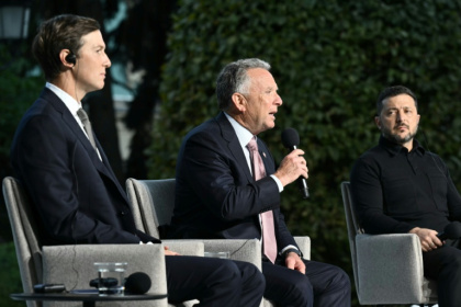 Le président ukrainien Volodymyr Zelensky (D) lors d'une conférence de presse conjointe avec les émissaires américains Steve Witkoff (C) et Jared Kushner (G), à Kiev, le 6 septembre 2026 - Genya SAVILOV (AFP)