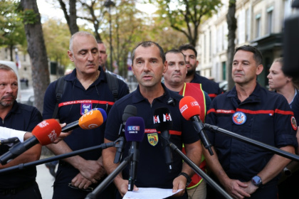 Xavier Boy, du syndicat FA SPP-PATS et porte-parole de l’intersyndicale de pompiers professionnels, devant la presse à Paris le 8 septembre 2026 - Kenzo TRIBOUILLARD (AFP)