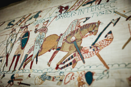 La scène représentant la mort du roi Harold sur la Tapisserie de Bayeux, photographiée lors d'une avant-première réservée à la presse avant l'inauguration officielle au British Museum, dans le centre de Londres, le 7 septembre 2026 - Adrian DENNIS (AFP)