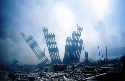 Des ruines du World Trade Center le 11 septembre 2001 à New York. - ALEXANDRE FUCHS (AFP)