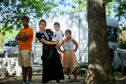 Une famille de la communauté rom pose dans un nouveau bidonville à Nantes, le 31 août 2026 - Loic VENANCE (AFP)