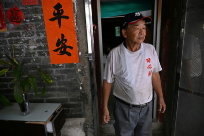 Chan Yuk-tong, un retraité de 71 ans, devant sa maison dans le village de Tin Sam, dans le secteur des Nouveaux Territoires à Hong Kong, le 15 juin 2026 - Leung Man Hei (AFP)