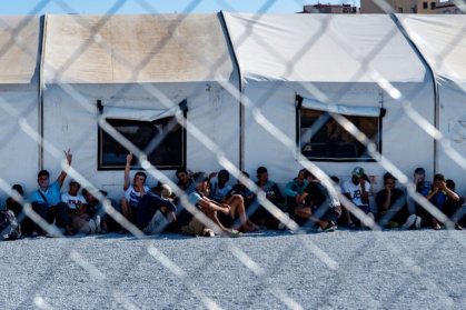 Des migrants dans un camp temporaire dressé à Ceuta par les autorités espagnoles, le 13 septembre 2026 - Antonio Sempere (AFP)